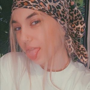 Meet your Posher, Larissa